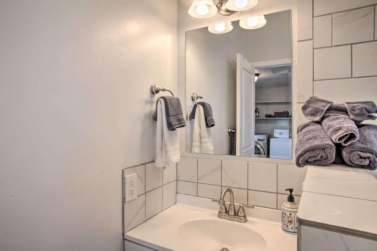 New! Unique Cottage. 1/2 Mi To Dtwn Holiday home