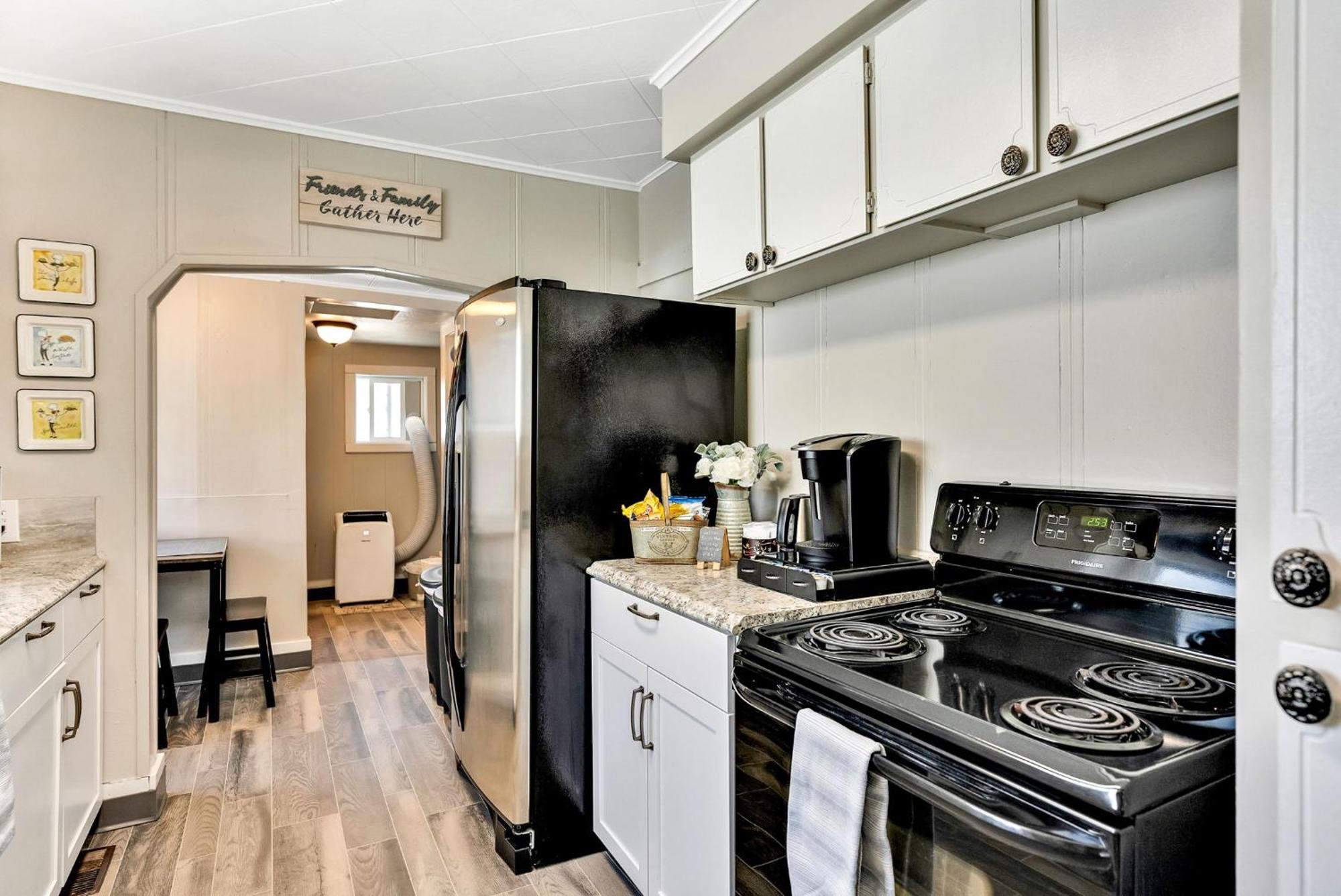 Holiday home New! Unique Cottage. 1/2 Mi To Dtwn