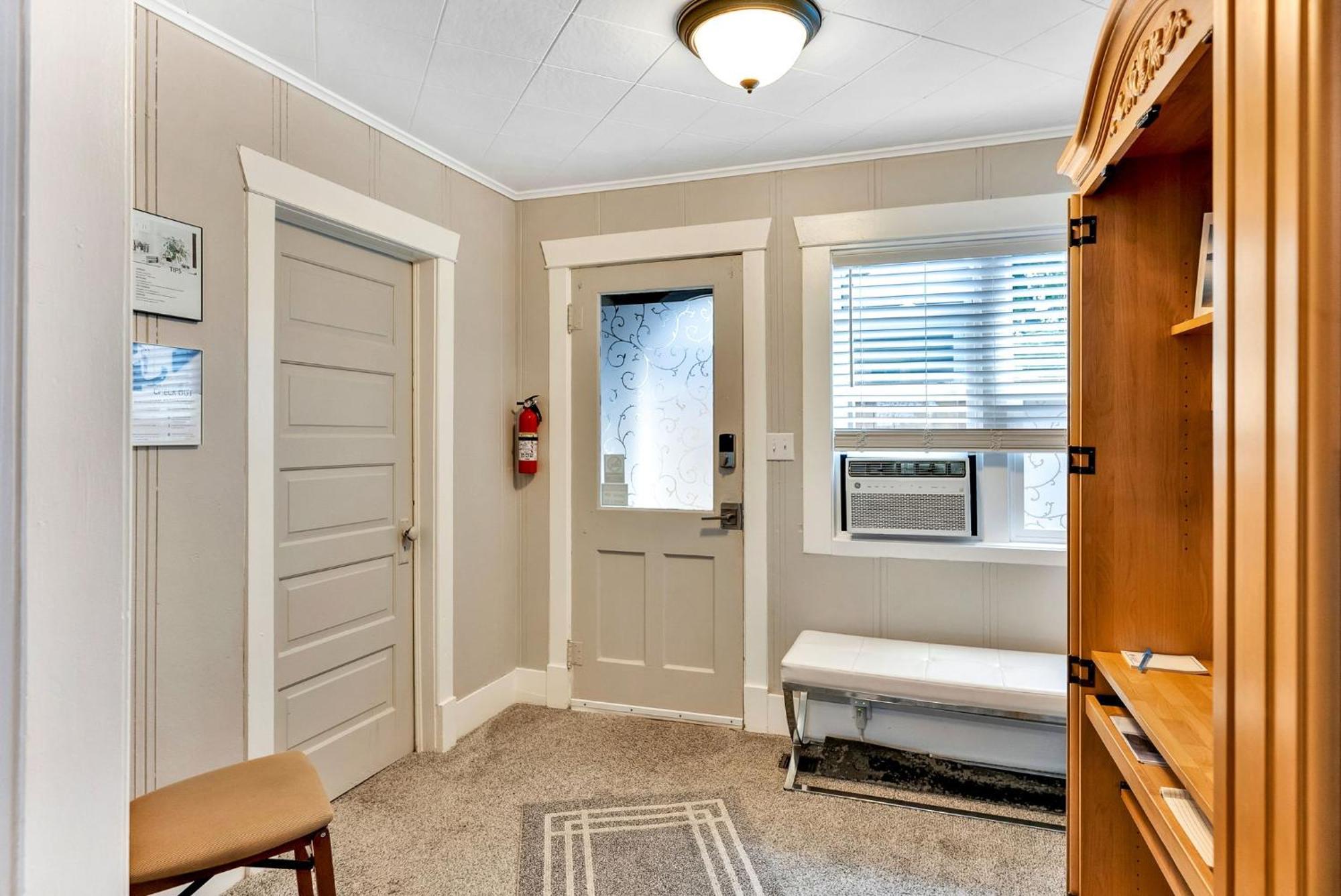New! Unique Cottage. 1/2 Mi To Dtwn Holiday home