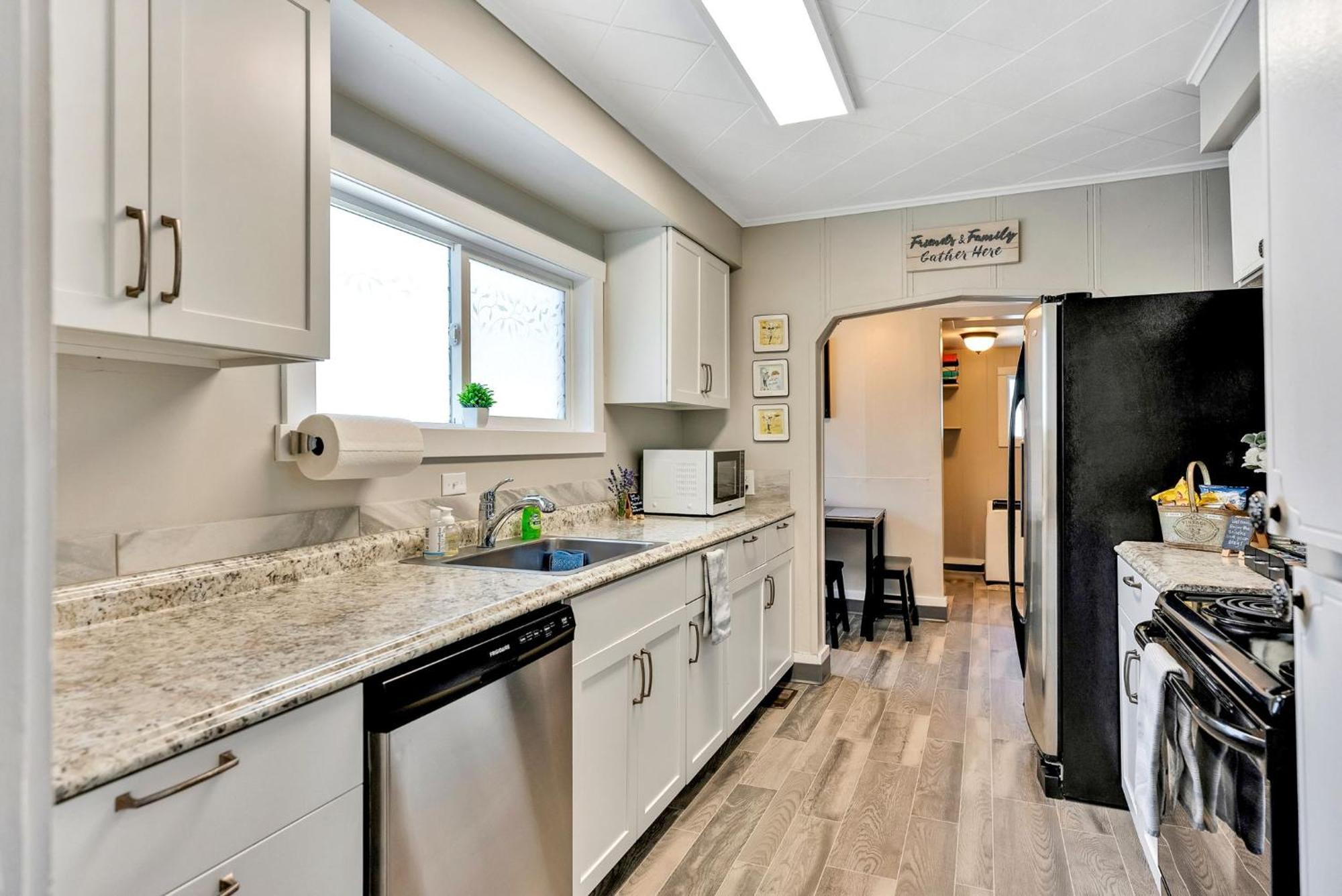 New! Unique Cottage. 1/2 Mi To Dtwn Holiday home *